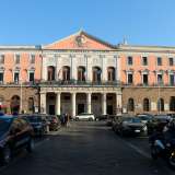 Il Piccinni si erge maestoso su corso Vittorio Emanuele con il suo portico colonnato e il suo timpano a spiovente